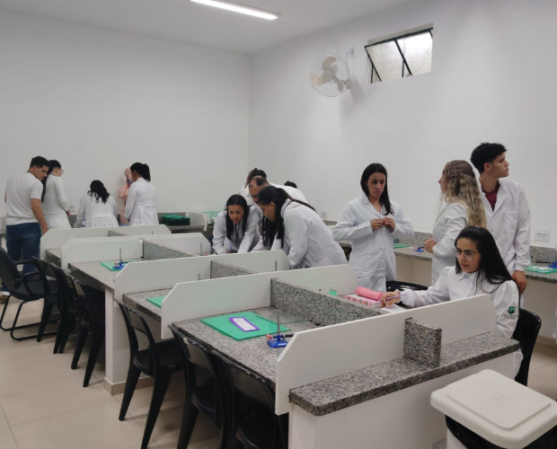 Alunos do CJPII participam de aula sobre Unidades de Medidas na Enfermagem em laborat�rio